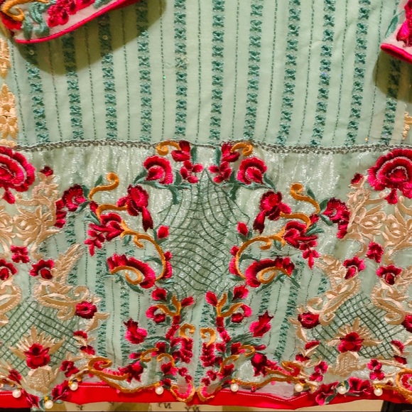 Gorgeous embroided shirt with tulip by Mina Hasan - Picture 4 of 5